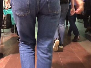 Nice young womans ass in jeans